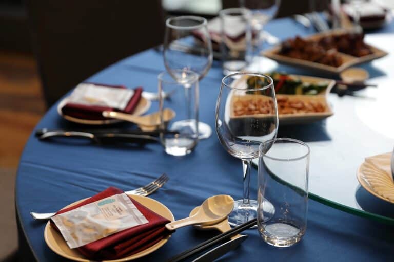 10 astuces pratiques pour organiser un repas de Réveillon sans stress
