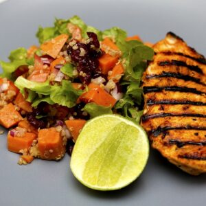 La salade protéinée au quinoa et pêches rôties