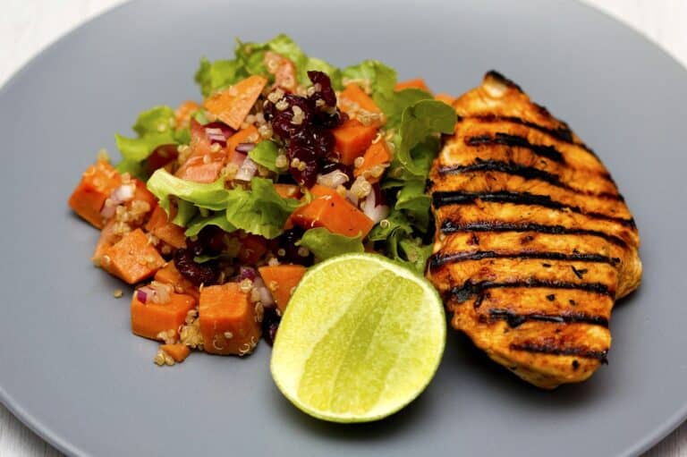 Recette vidéo : la Salade Protéinée au Quinoa et Pêches Rôties
