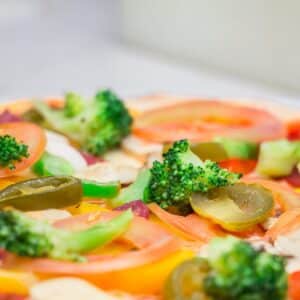 Pizza végétarienne aux légumes et aux épices