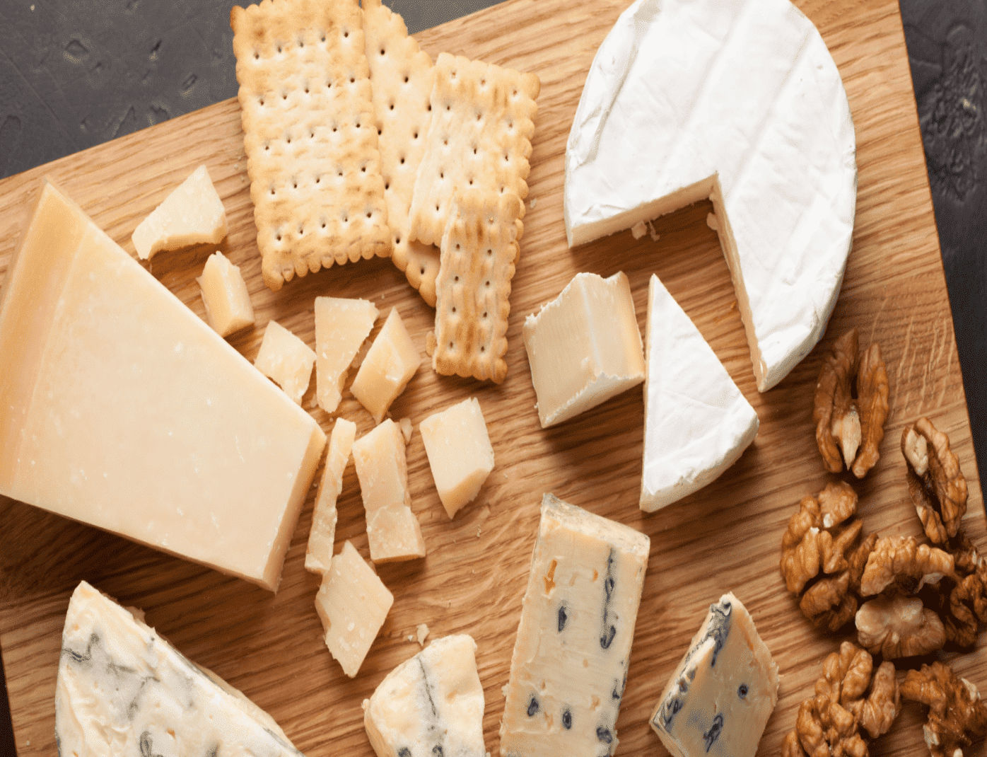 Planche de fromages avec crackers et noix
